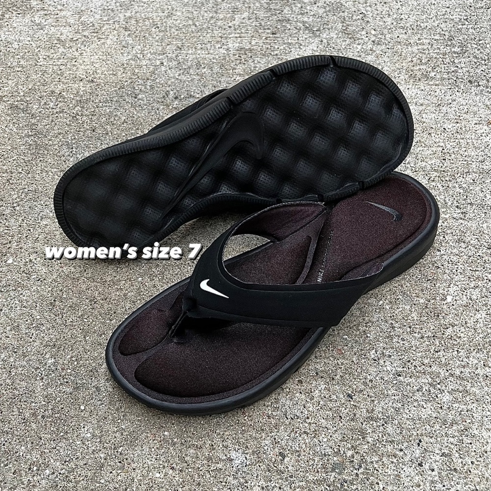 USED WMNS SIZE 7 NIKE ULTRAS COMFORTS THONGS TRIPLE BLACKS WHITES FOOTBEDS....